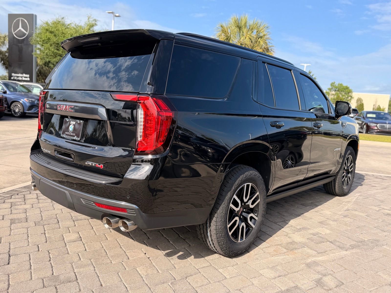 Used 2023 GMC Yukon AT4 w/ AT4 Premium Package AWD/4WD image 9