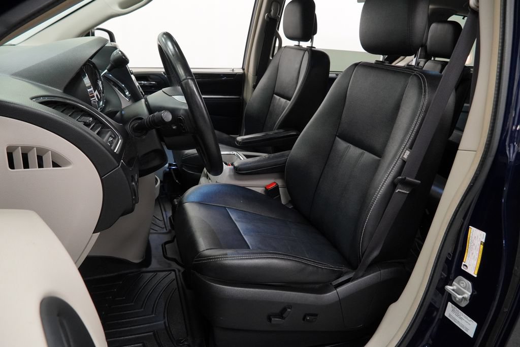 Used 2016 Chrysler Town & Country Touring w/ Driver Convenience Group FWD image 4