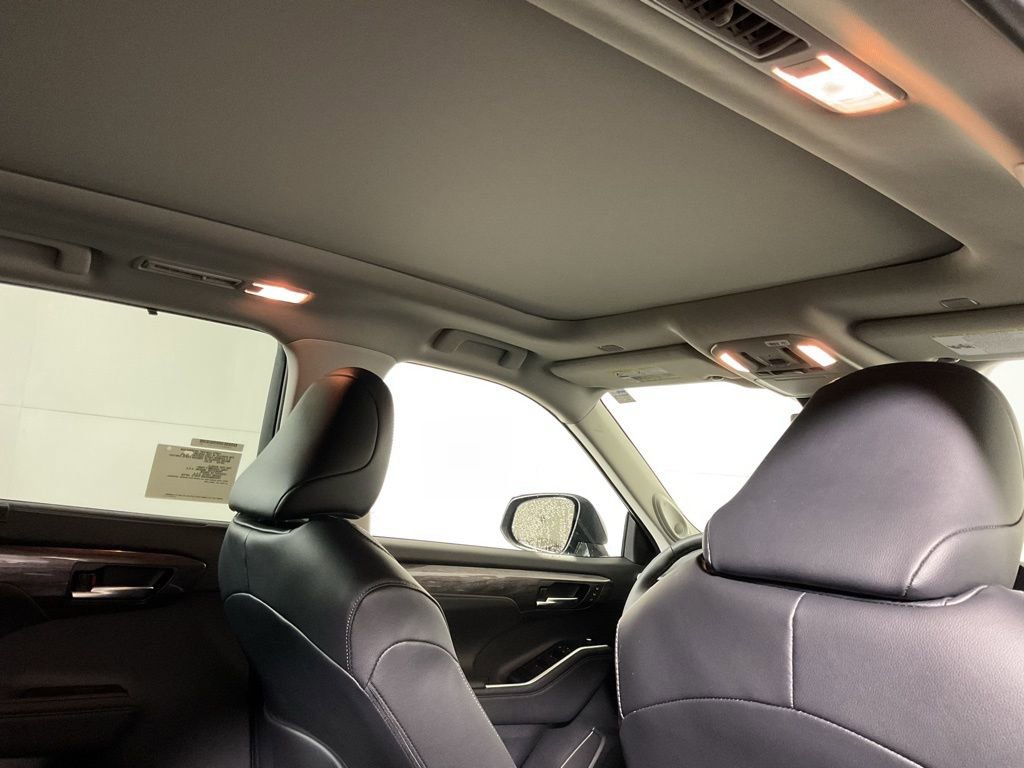 New 2026 Toyota Highlander Platinum image 2