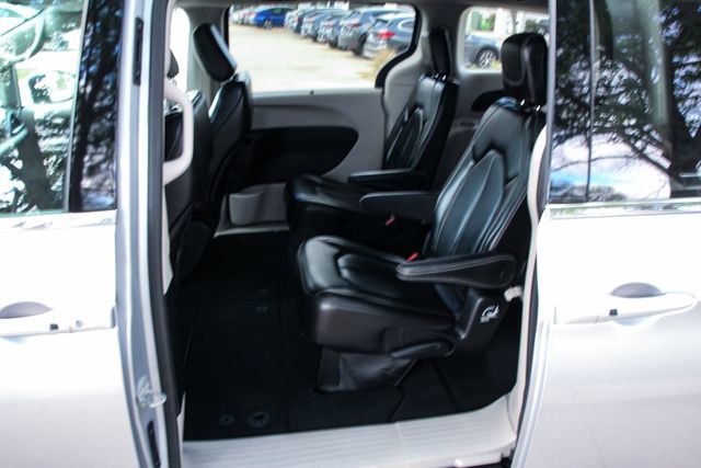Used 2023 Chrysler Pacifica Touring-L image 37