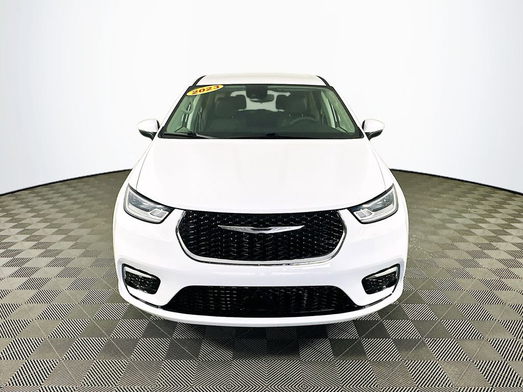 Used 2023 Chrysler Pacifica Touring-L image 4
