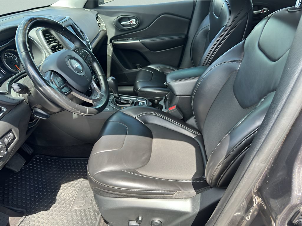 Used 2019 Jeep Cherokee Latitude Plus w/ Cold Weather Group AWD/4WD image 8
