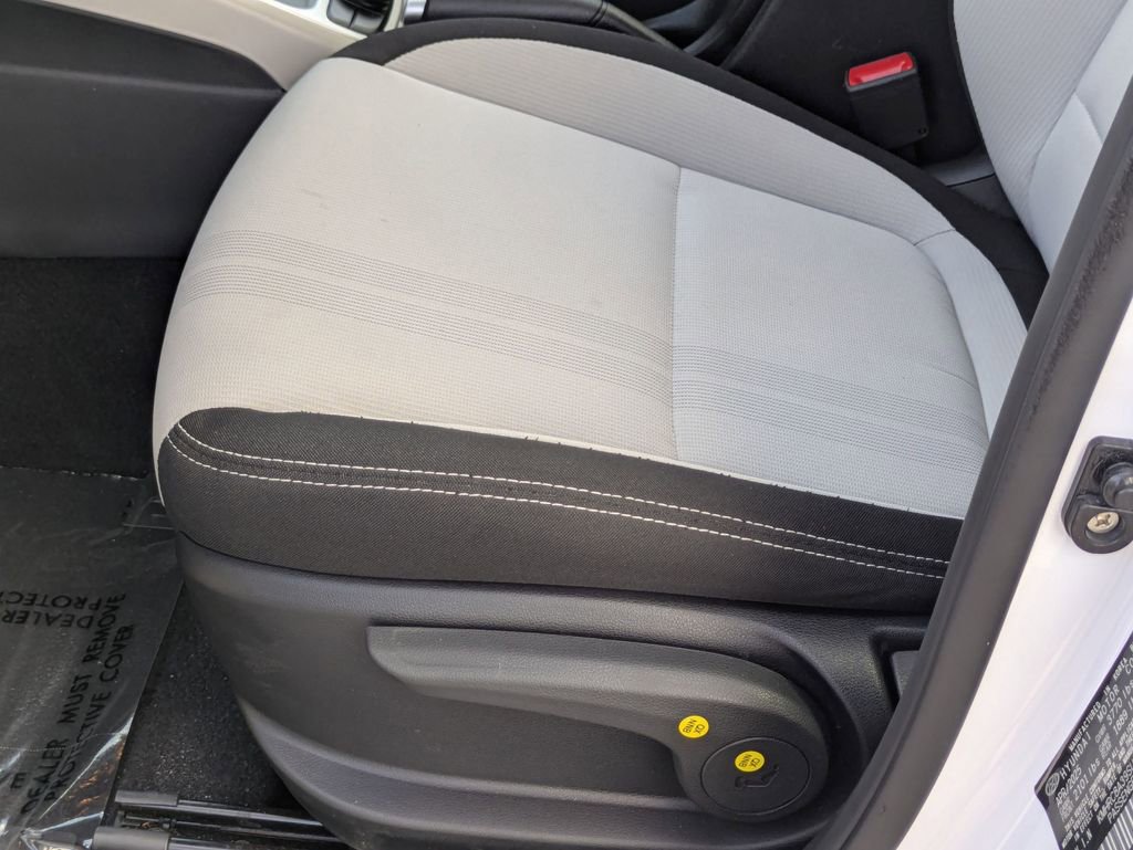 Used 2025 Hyundai Venue SEL FWD image 15