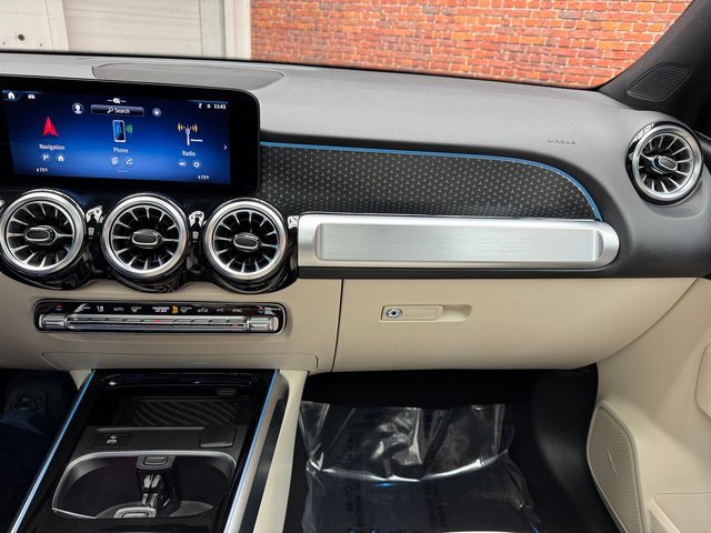 Used 2025 Mercedes-Benz GLB 250 4MATIC image 17