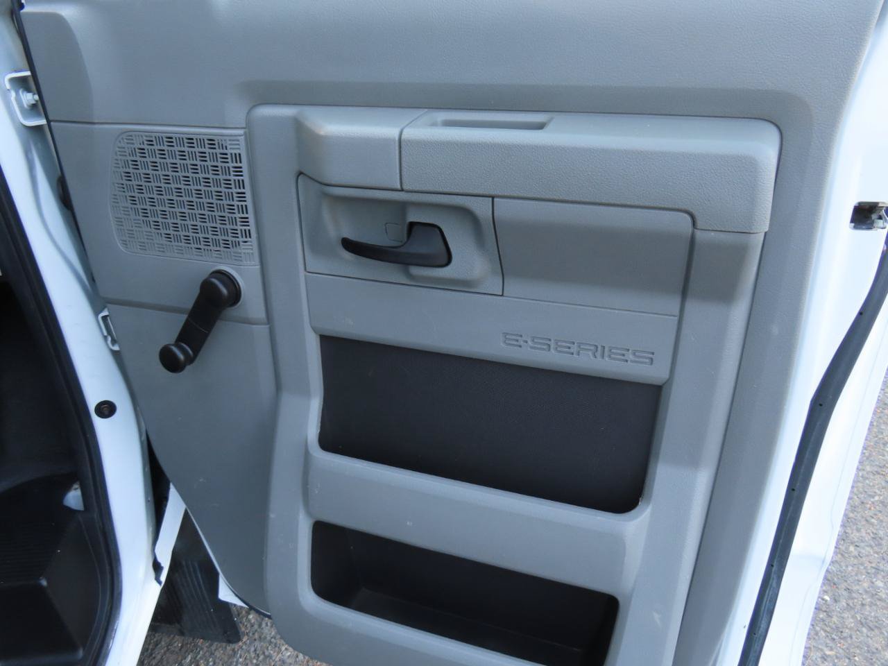 Used 2014 Ford E-150 and Econoline 150 RWD image 6