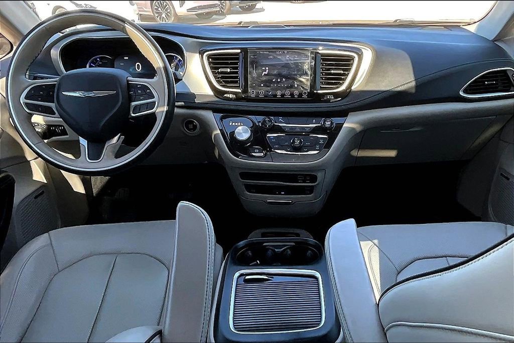Used 2018 Chrysler Pacifica Limited image 19