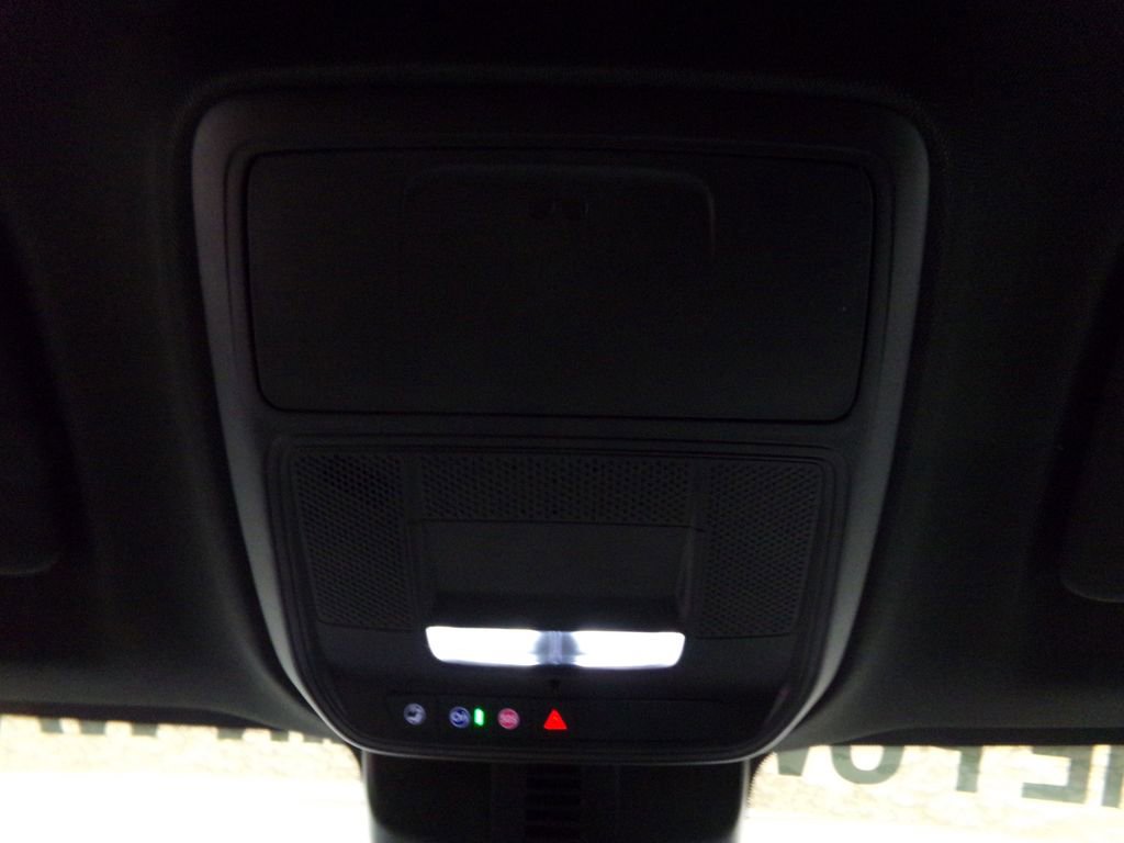 Used 2025 Chevrolet Traverse LT image 18