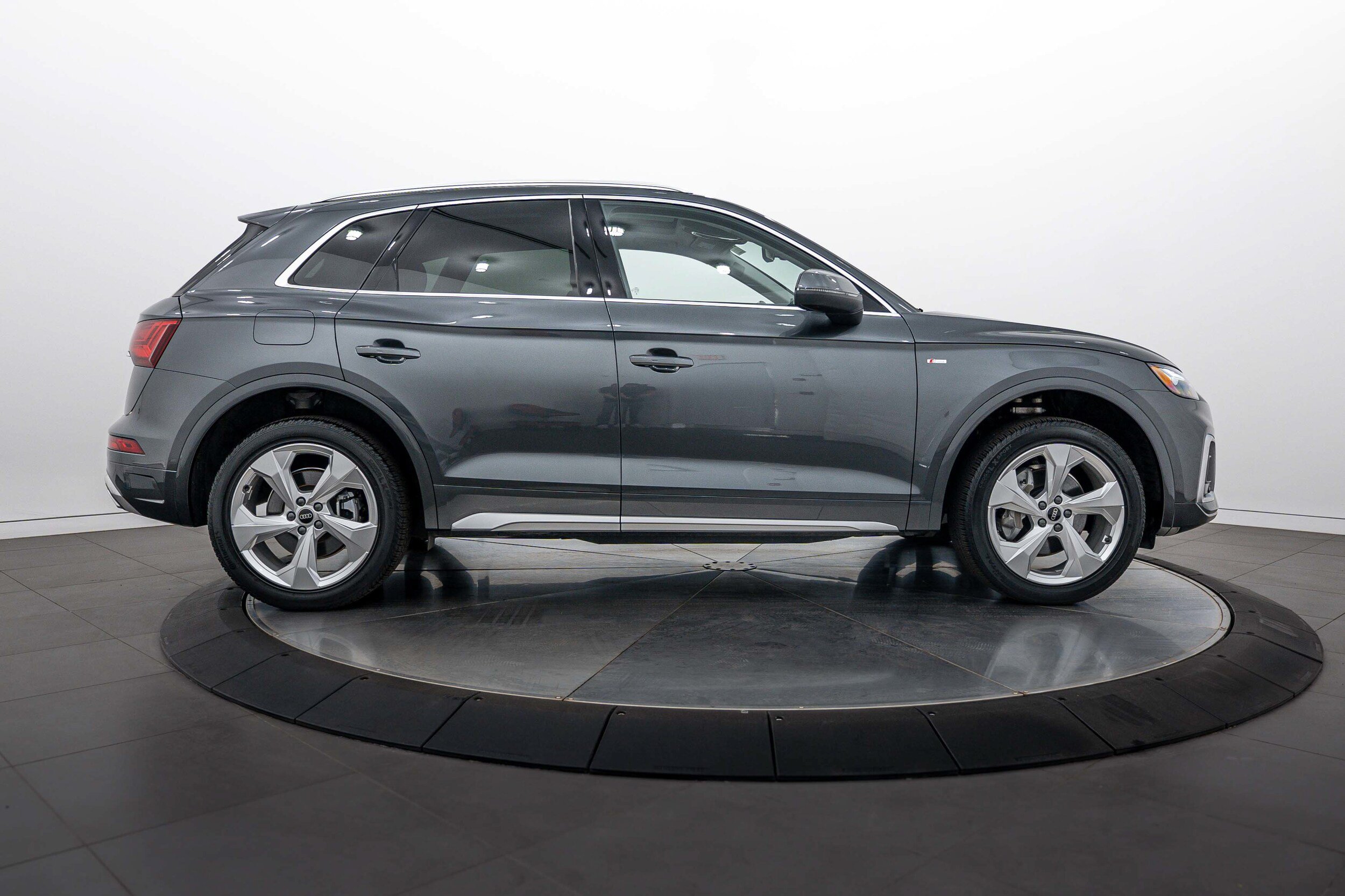 Certified 2023 Audi Q5 2.0T Premium Plus w/ Premium Plus Package AWD/4WD image 3