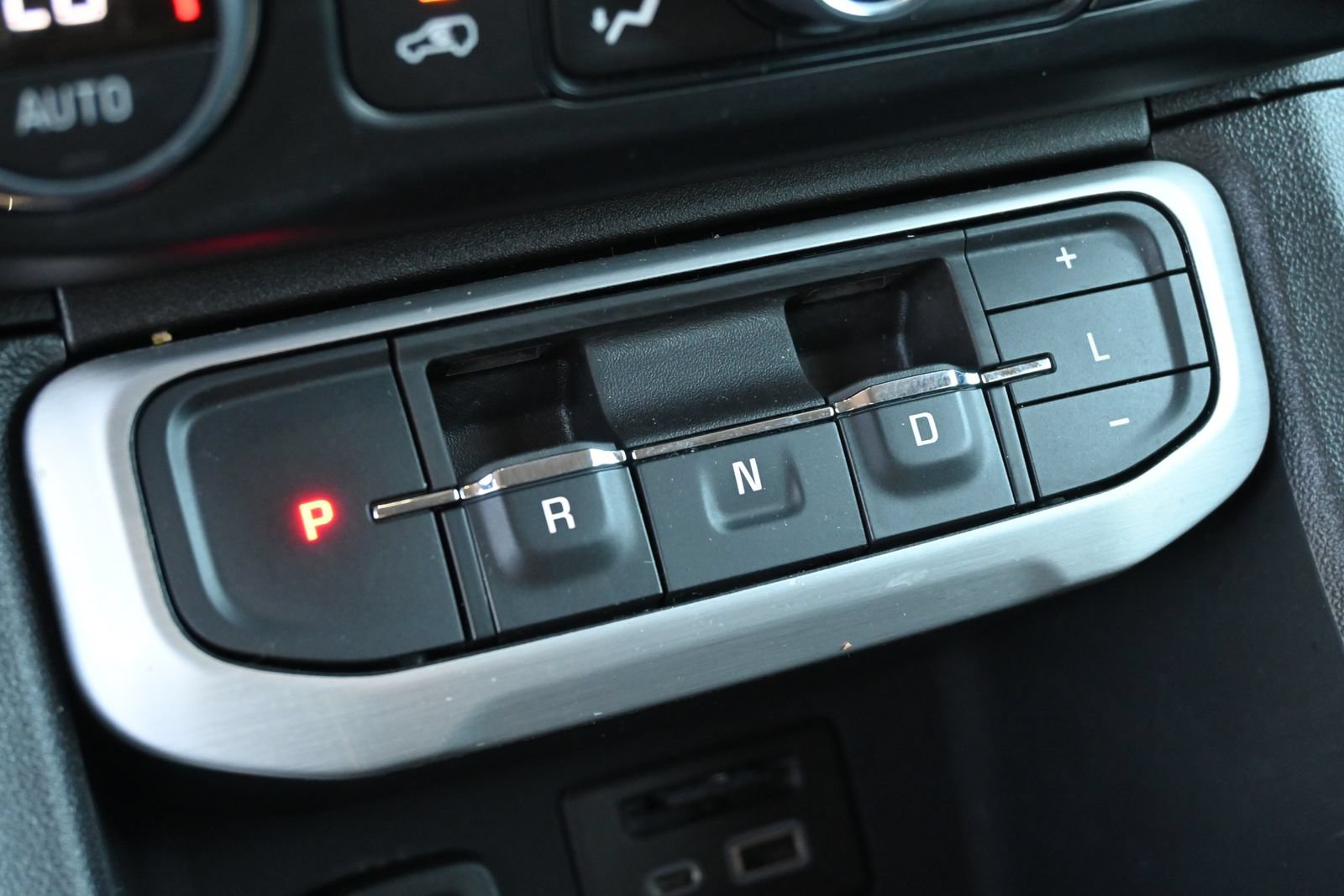 Used 2023 GMC Acadia SLE w/ Driver Convenience Package FWD image 14