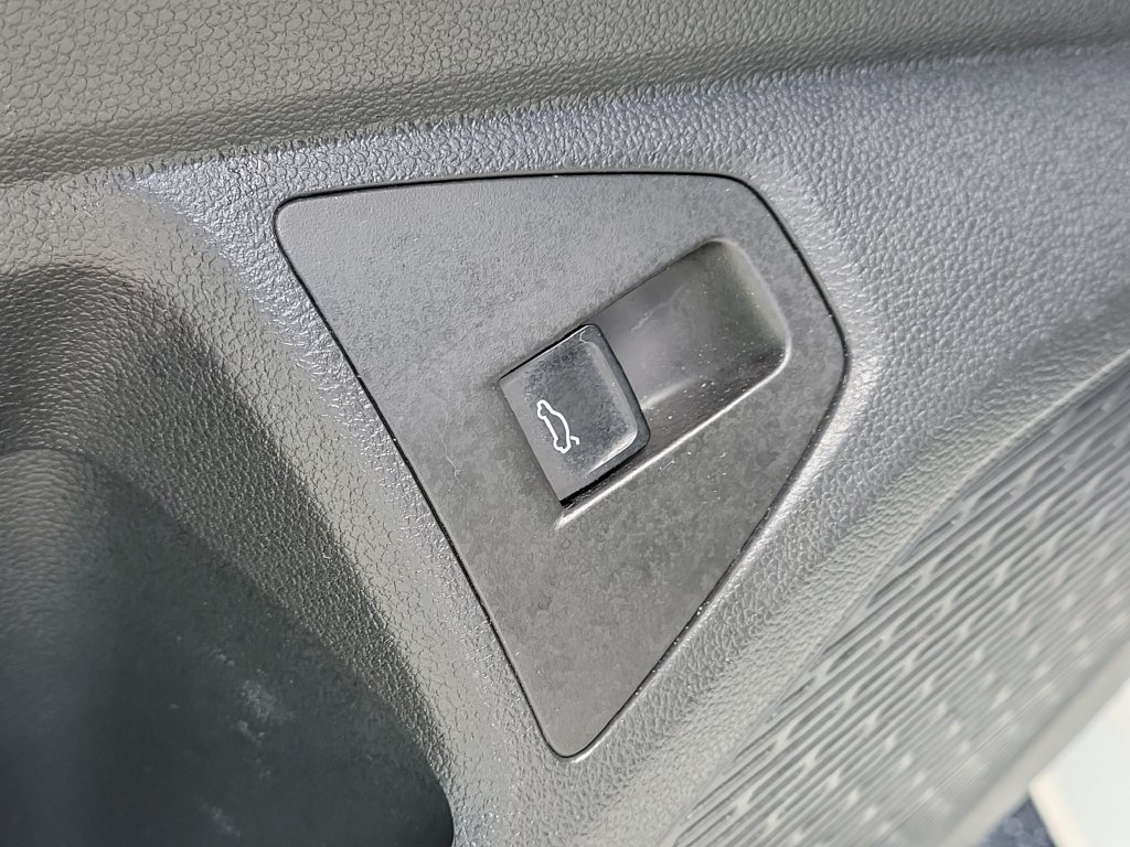 Certified 2025 Volkswagen Jetta SE w/ Sunroof Package FWD image 18