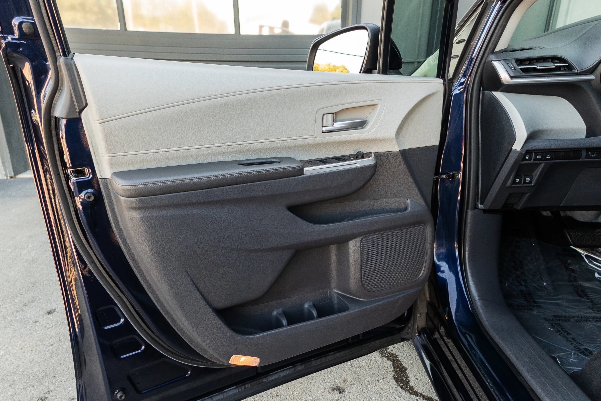 Used 2021 Toyota Sienna XLE w/ XLE Plus Package AWD/4WD image 9