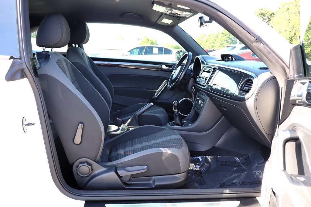 Used 2012 Volkswagen Beetle 2.0T FWD image 17