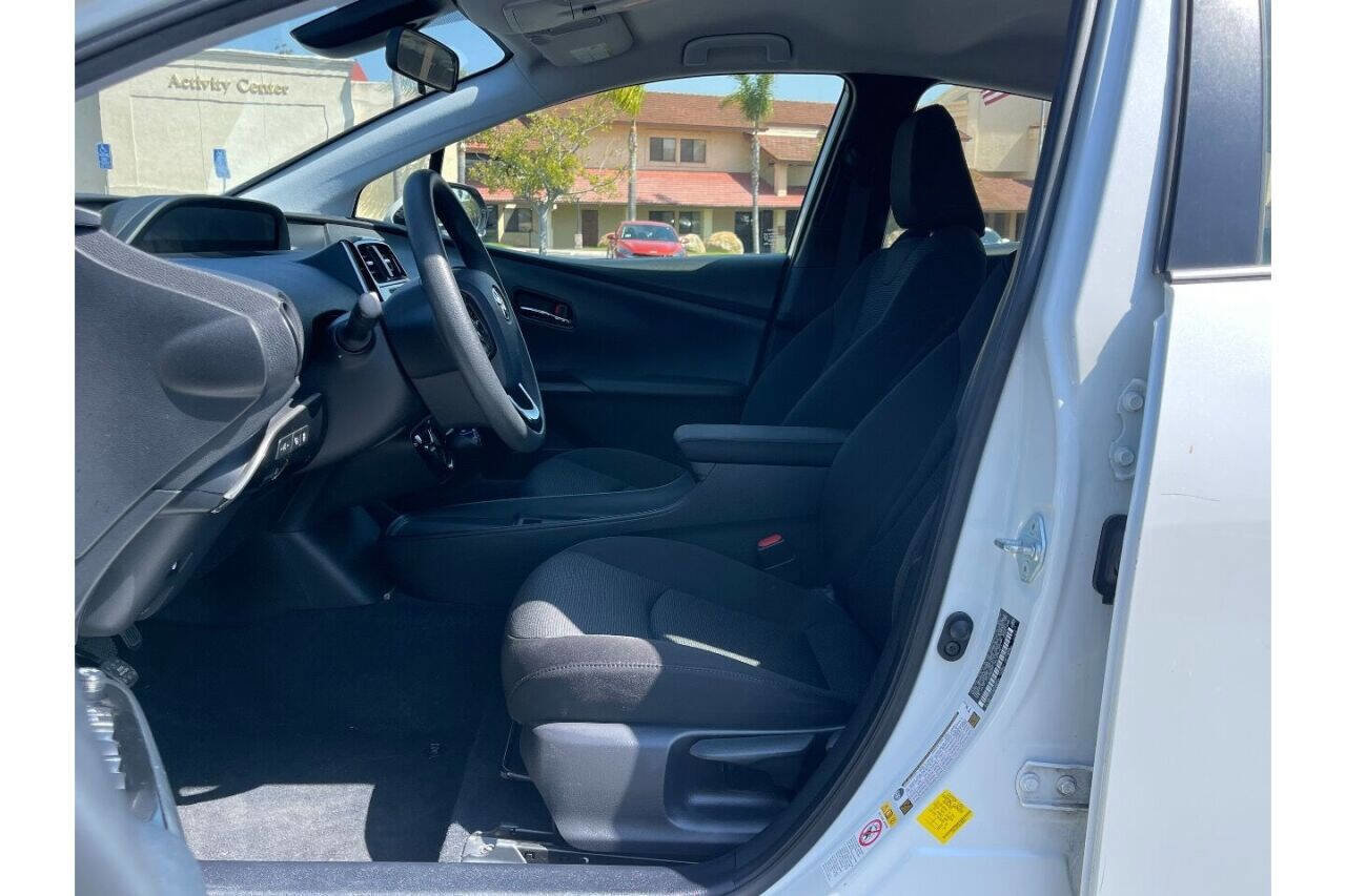 Used 2019 Toyota Prius LE w/ Carpet Mat Package FWD image 11