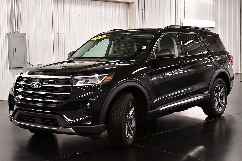 Used 2025 Ford Explorer Active w/ Active Comfort Package AWD/4WD image 3