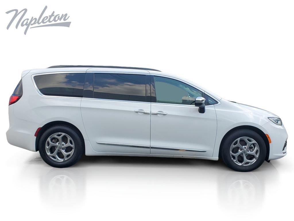 Used 2023 Chrysler Pacifica Limited FWD image 4