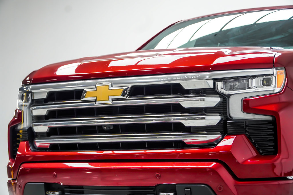 Used 2023 Chevrolet Silverado 1500 High Country w/ Technology Package AWD/4WD image 2