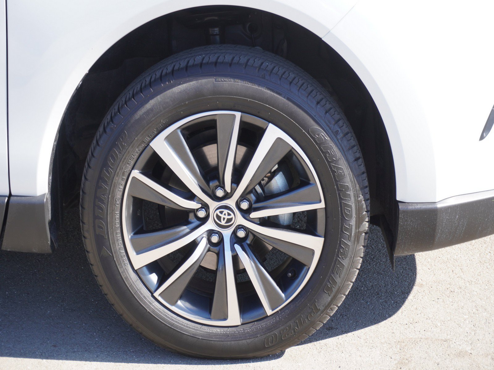 Used 2024 Toyota Venza LE AWD/4WD image 5