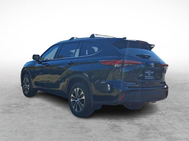 Used 2023 Toyota Highlander XLE AWD/4WD image 4