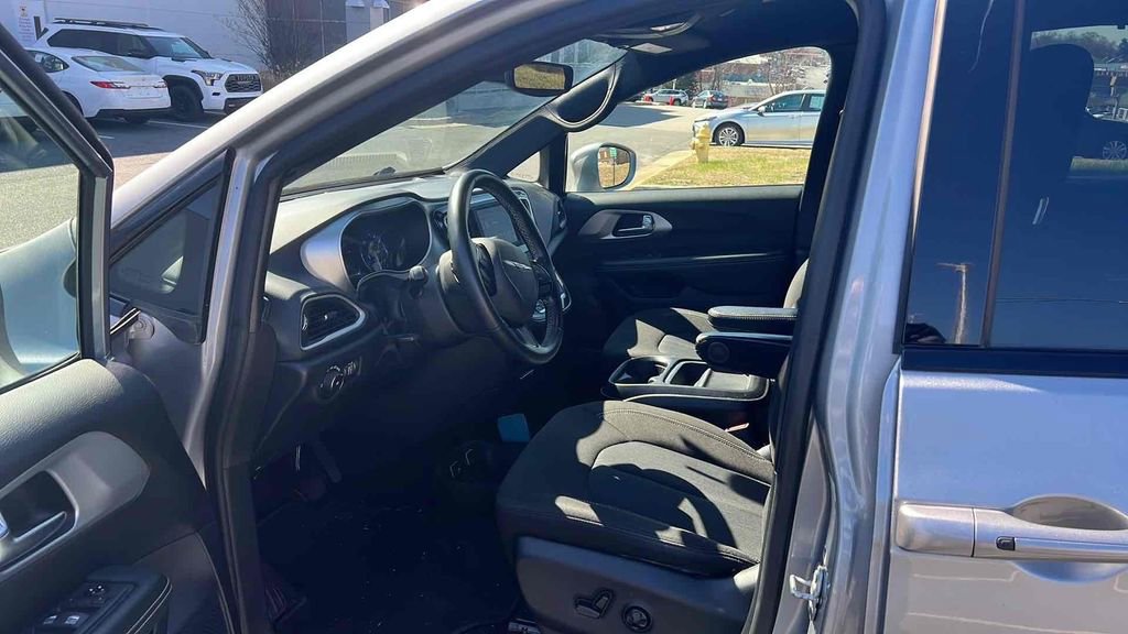 Used 2020 Chrysler Pacifica Touring w/ S Appearance Package image 8