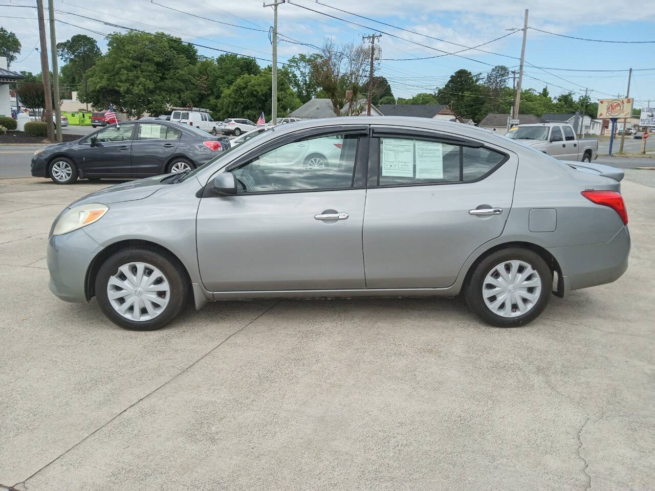 Used 2014 Nissan Versa SV FWD image 3