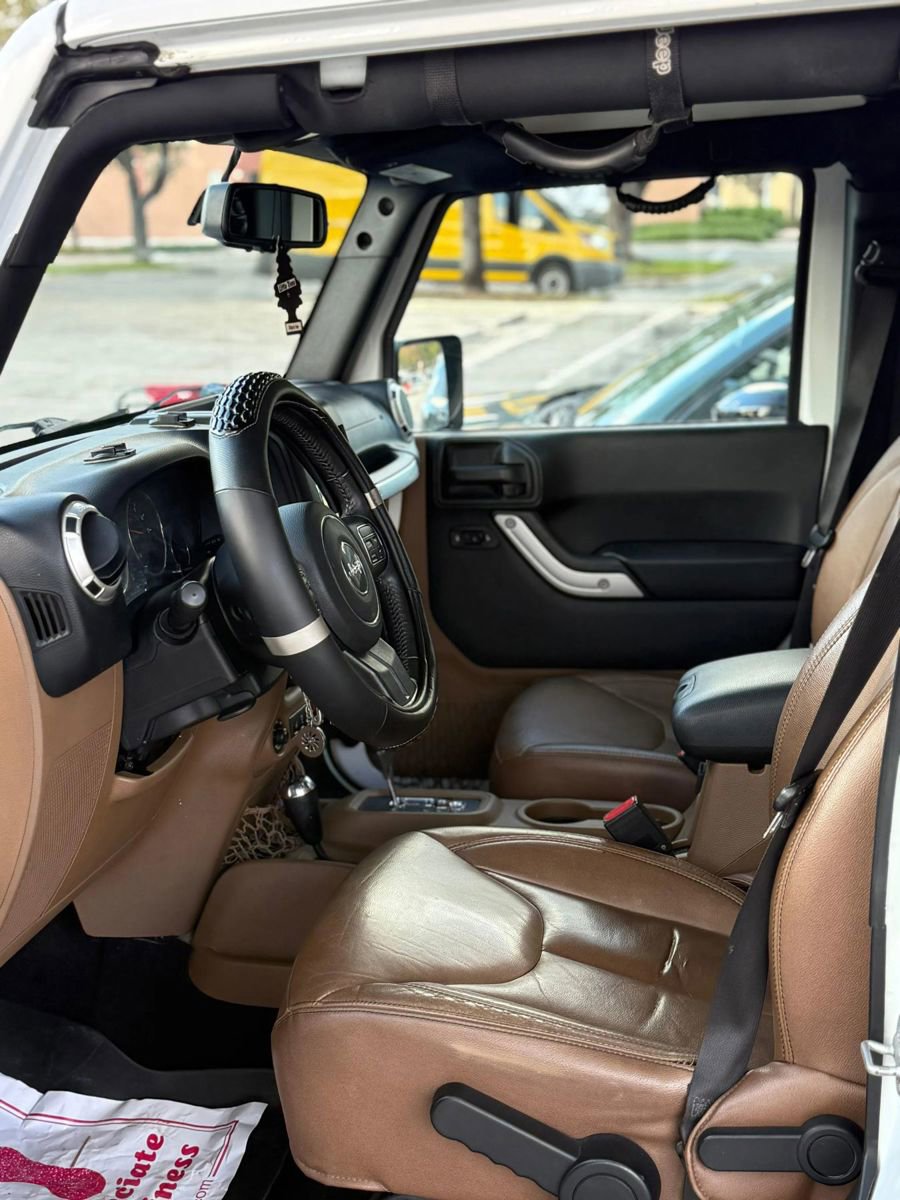 Used 2017 Jeep Wrangler Unlimited Sahara w/ Connectivity Group image 9