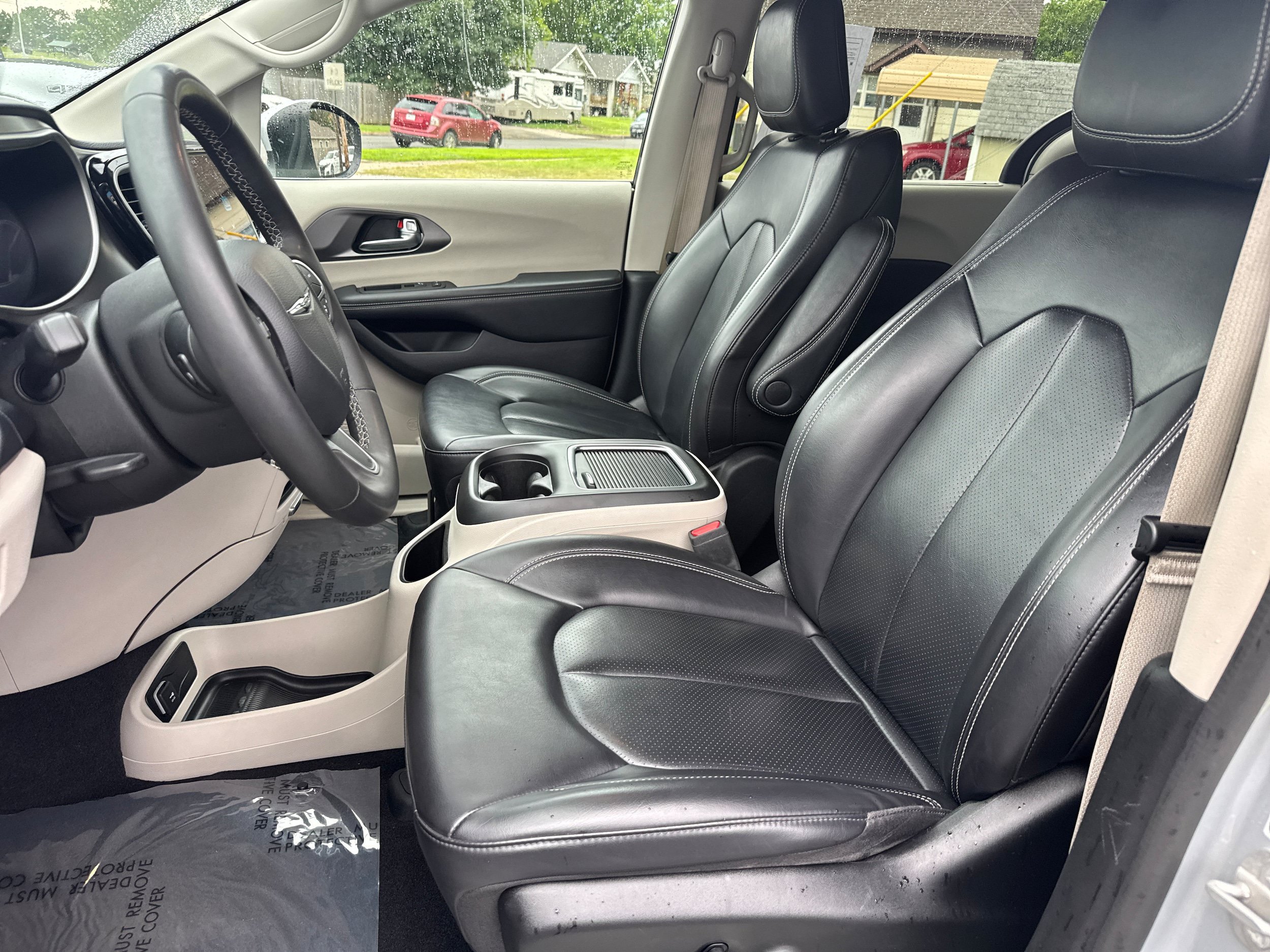 Used 2023 Chrysler Pacifica Touring-L FWD image 3