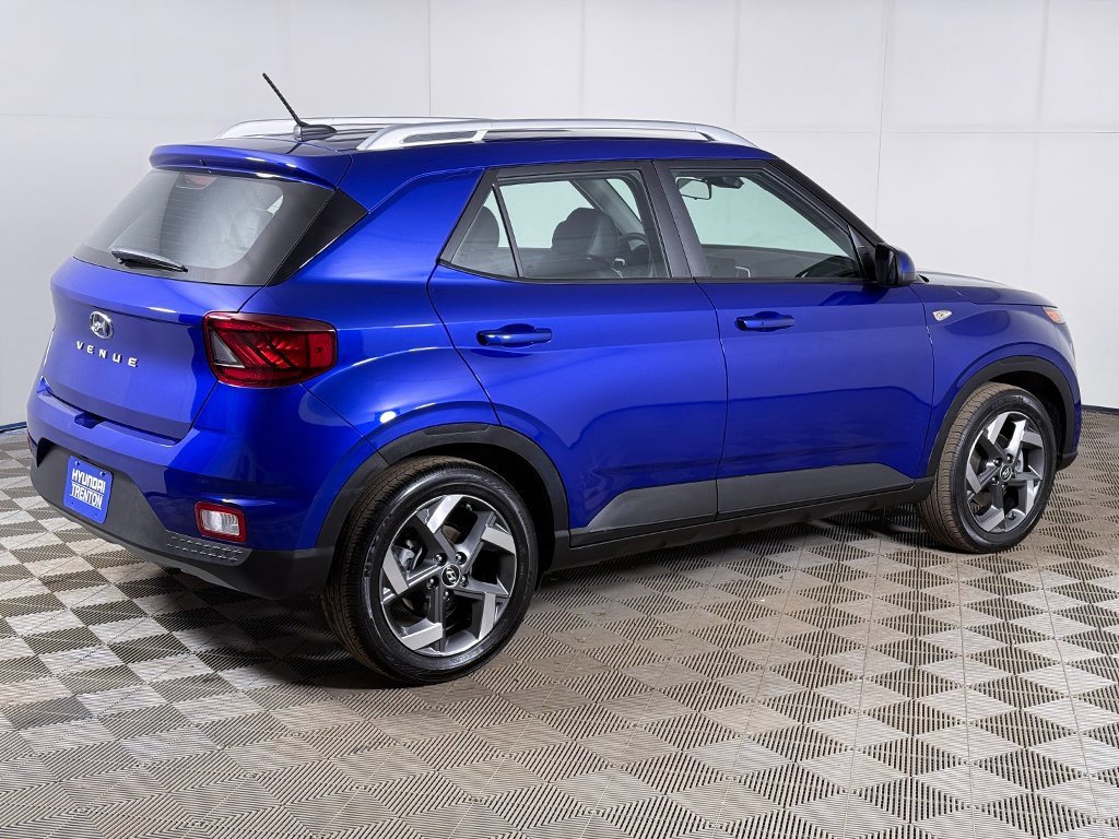 Used 2025 Hyundai Venue Limited image 9