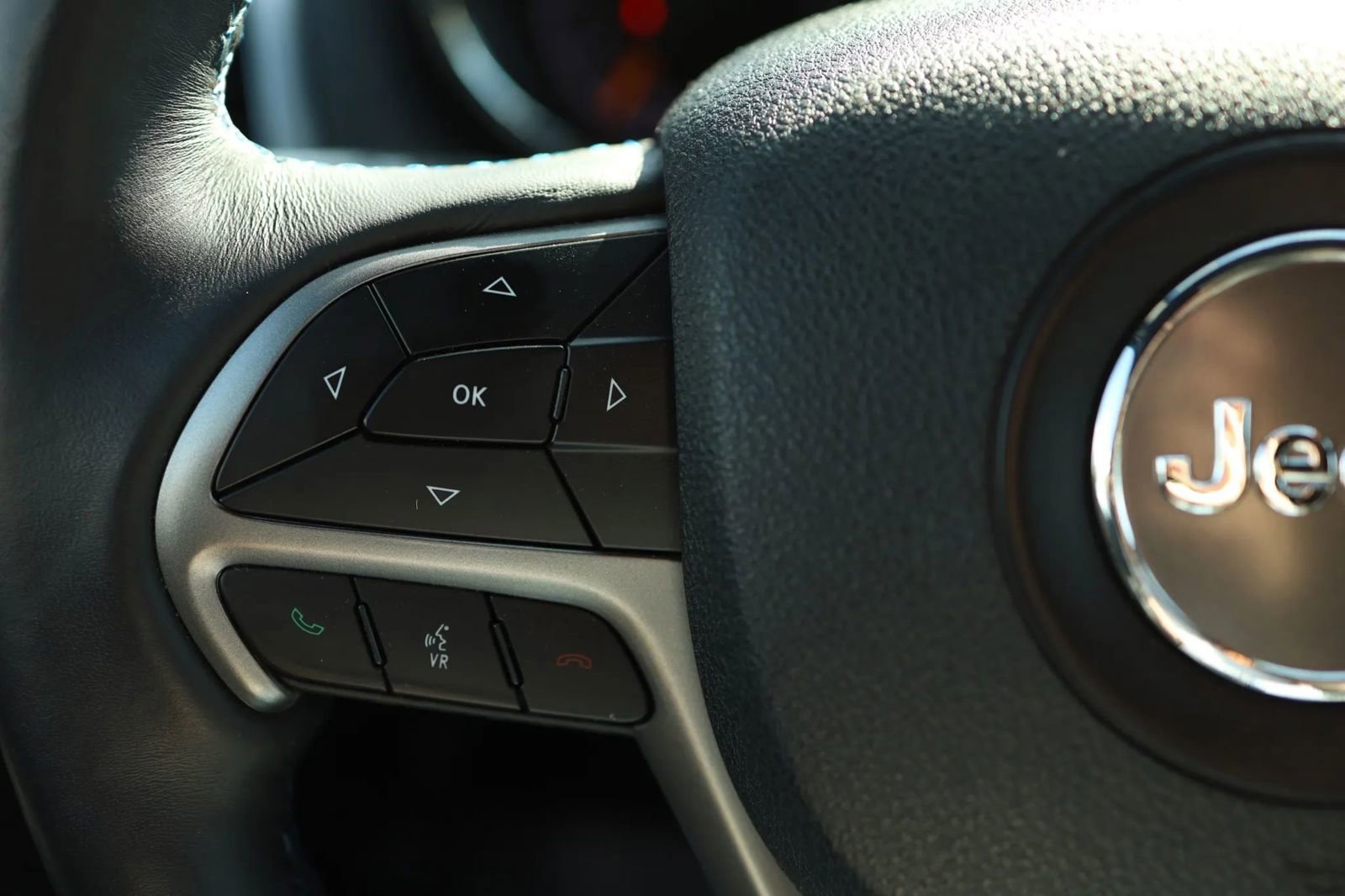 Used 2018 Jeep Grand Cherokee Laredo image 16