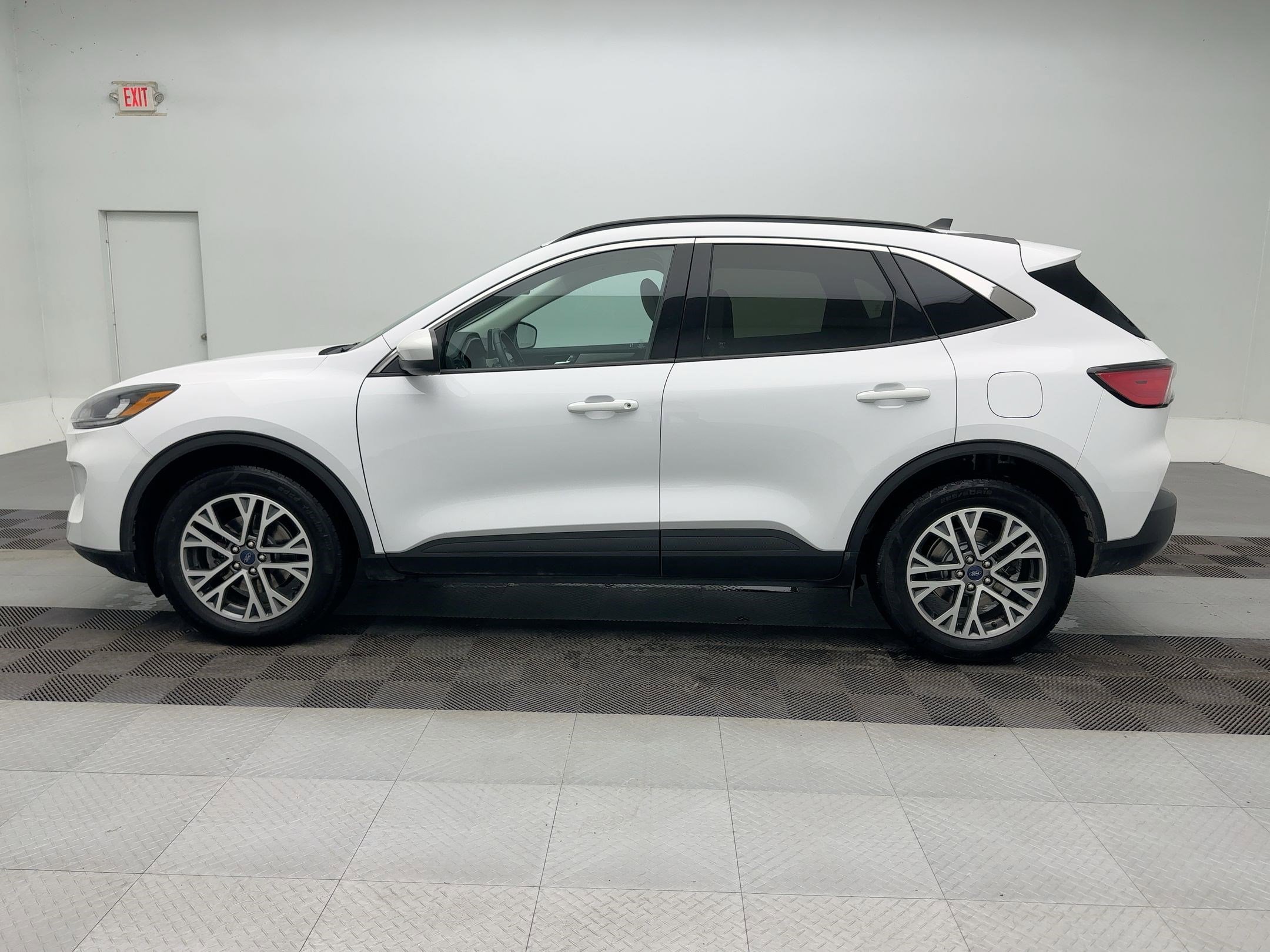 Used 2021 Ford Escape SEL w/ Technology Package image 2