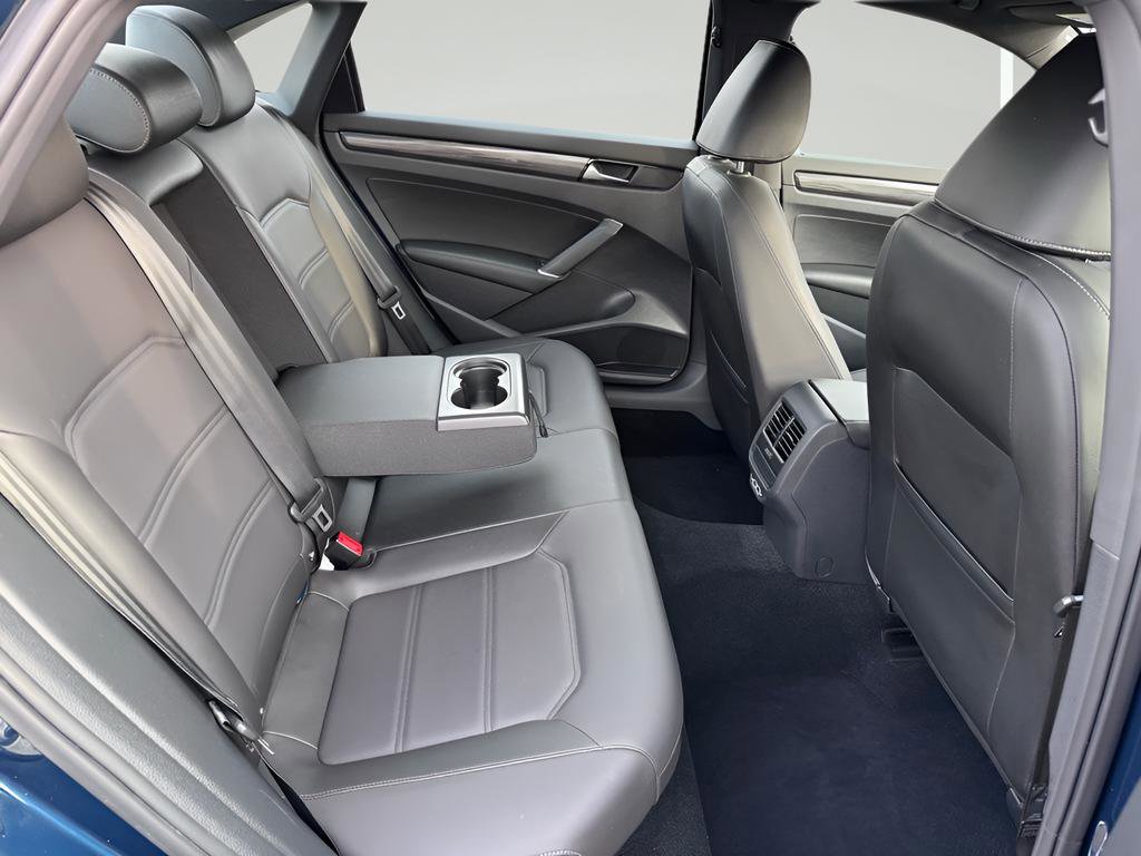 Used 2022 Volkswagen Passat 2.0T R-Line image 33