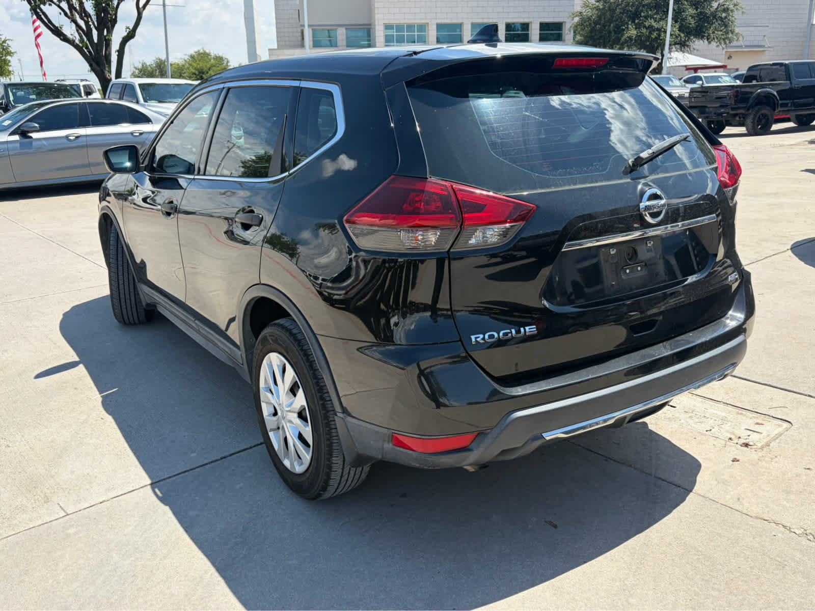 Used 2019 Nissan Rogue S AWD/4WD image 2