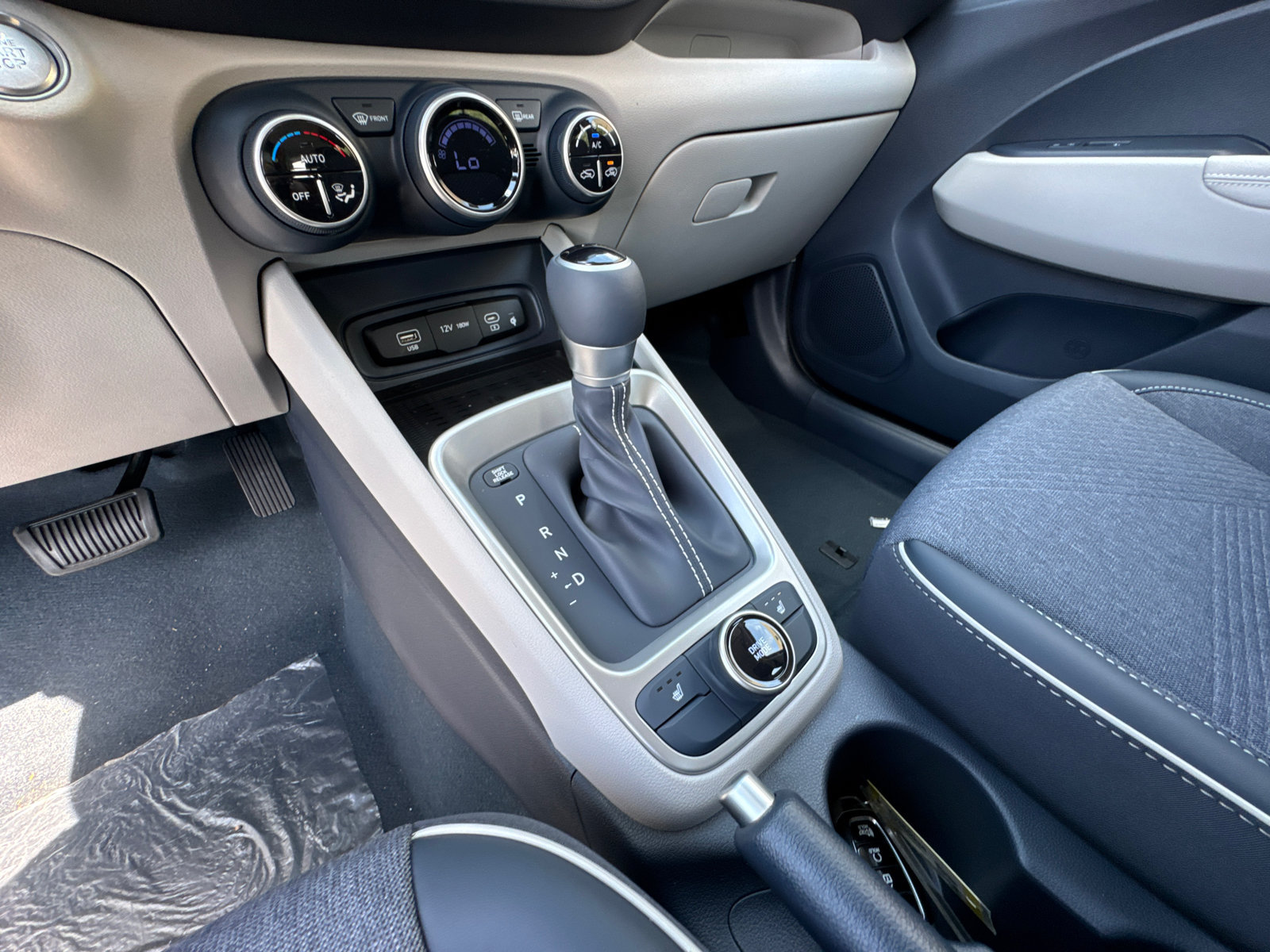 New 2026 Hyundai Venue SEL FWD image 31