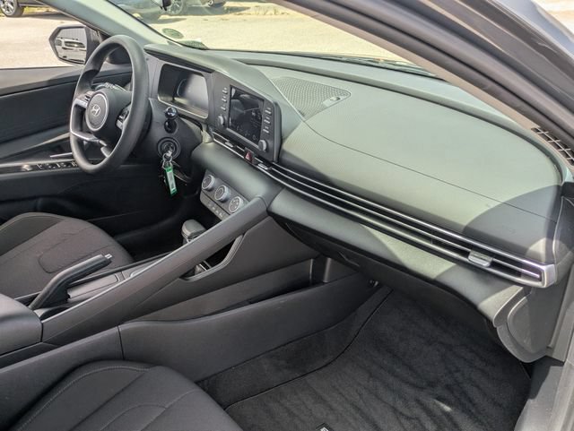 Used 2025 Hyundai Elantra SE FWD image 30