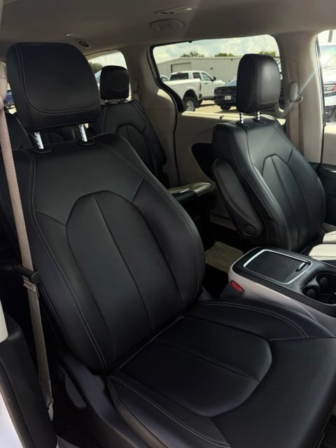 Used 2024 Chrysler Pacifica Touring-L FWD image 35