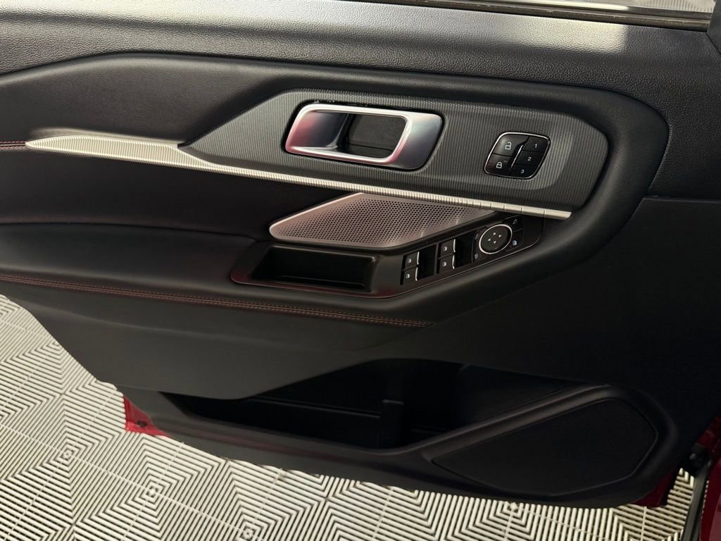 Used 2025 Ford Explorer ST image 17