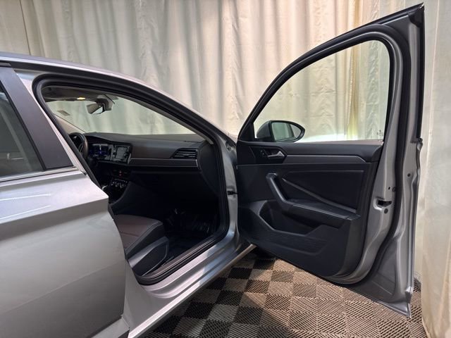Certified 2023 Volkswagen Jetta SE w/ Panoramic Sunroof Package image 34