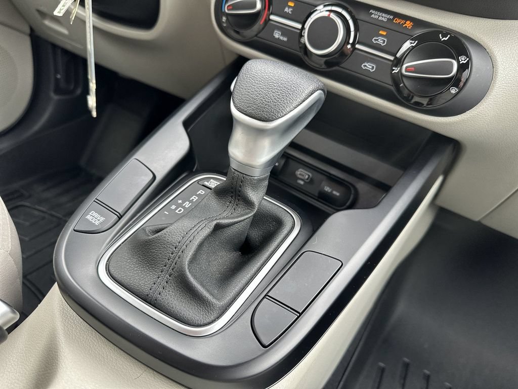 Used 2025 Kia Soul LX w/ LX Technology Package FWD image 19