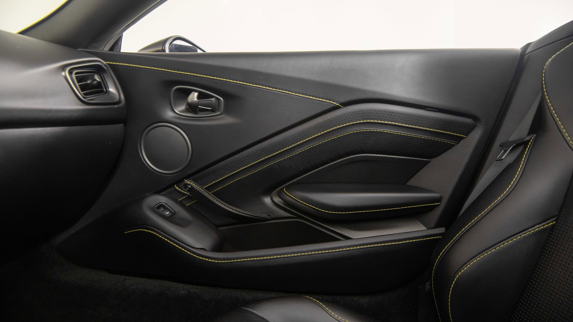 Used 2021 Aston Martin V8 Vantage Roadster image 45