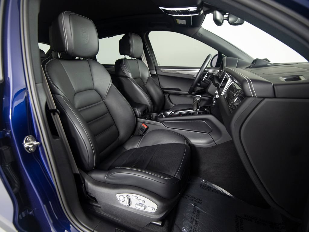 Certified 2025 Porsche Macan GTS AWD/4WD image 35