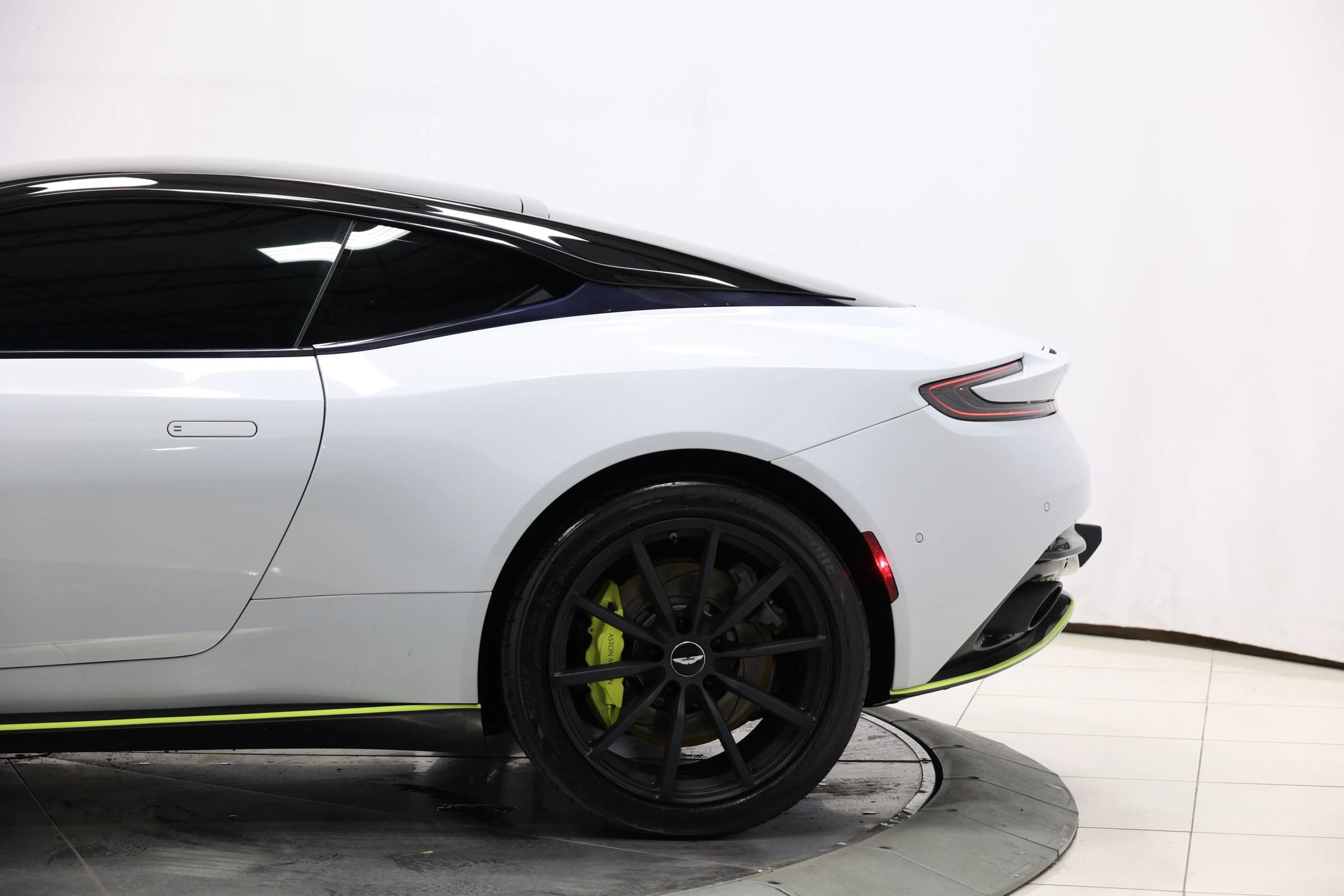 Used 2020 Aston Martin DB11 AMR image 10