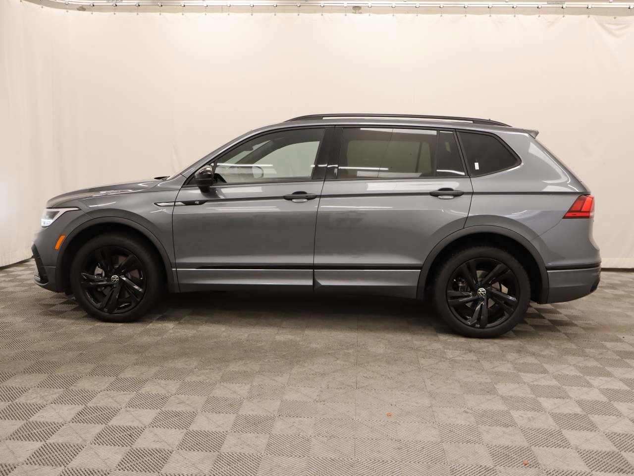 Used 2023 Volkswagen Tiguan SE R-Line image 2