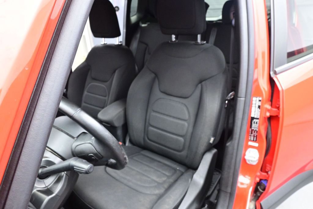 Used 2020 Jeep Renegade Latitude w/ Cold Weather Group AWD/4WD image 11