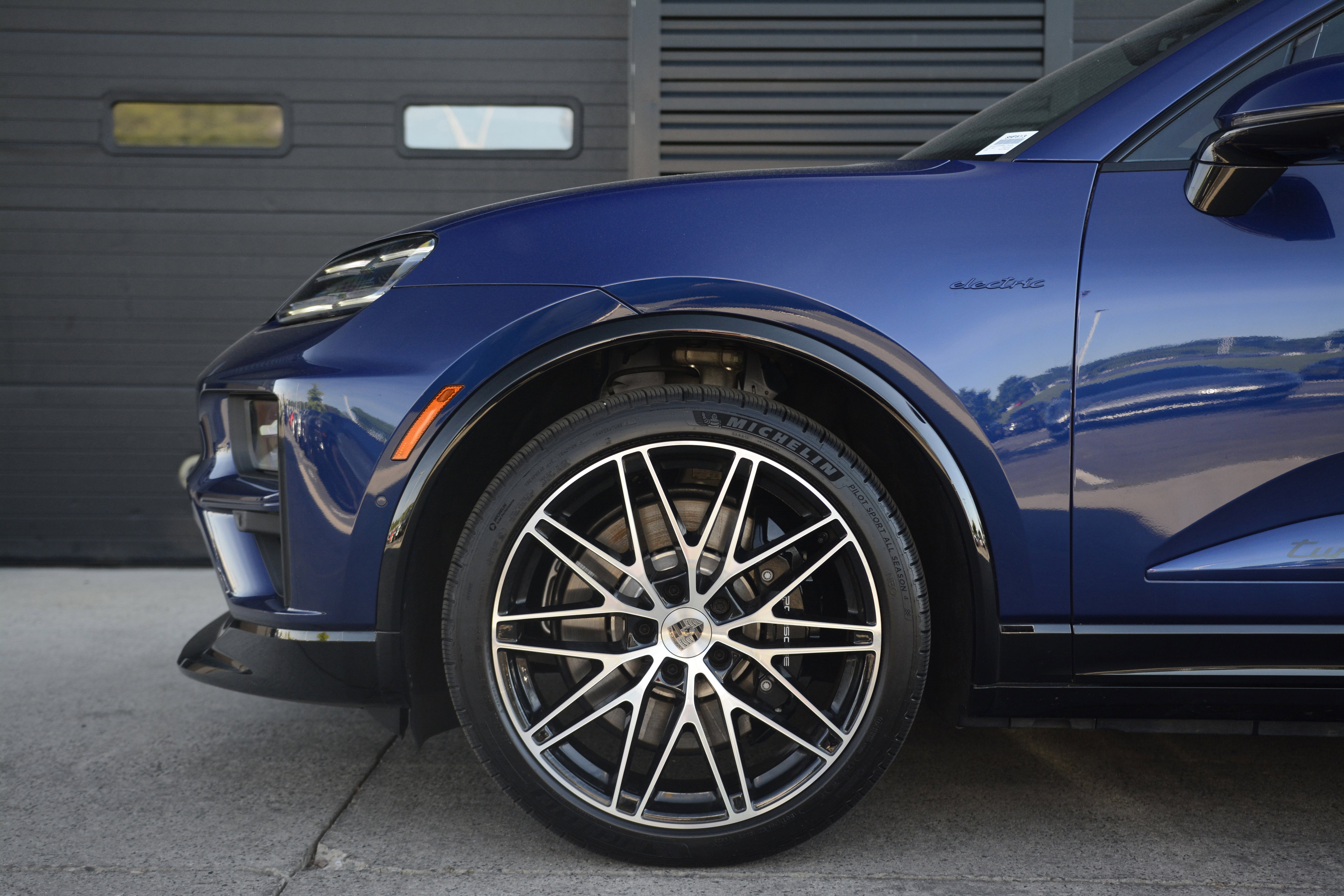 Certified 2025 Porsche Macan Turbo Electric AWD/4WD image 36