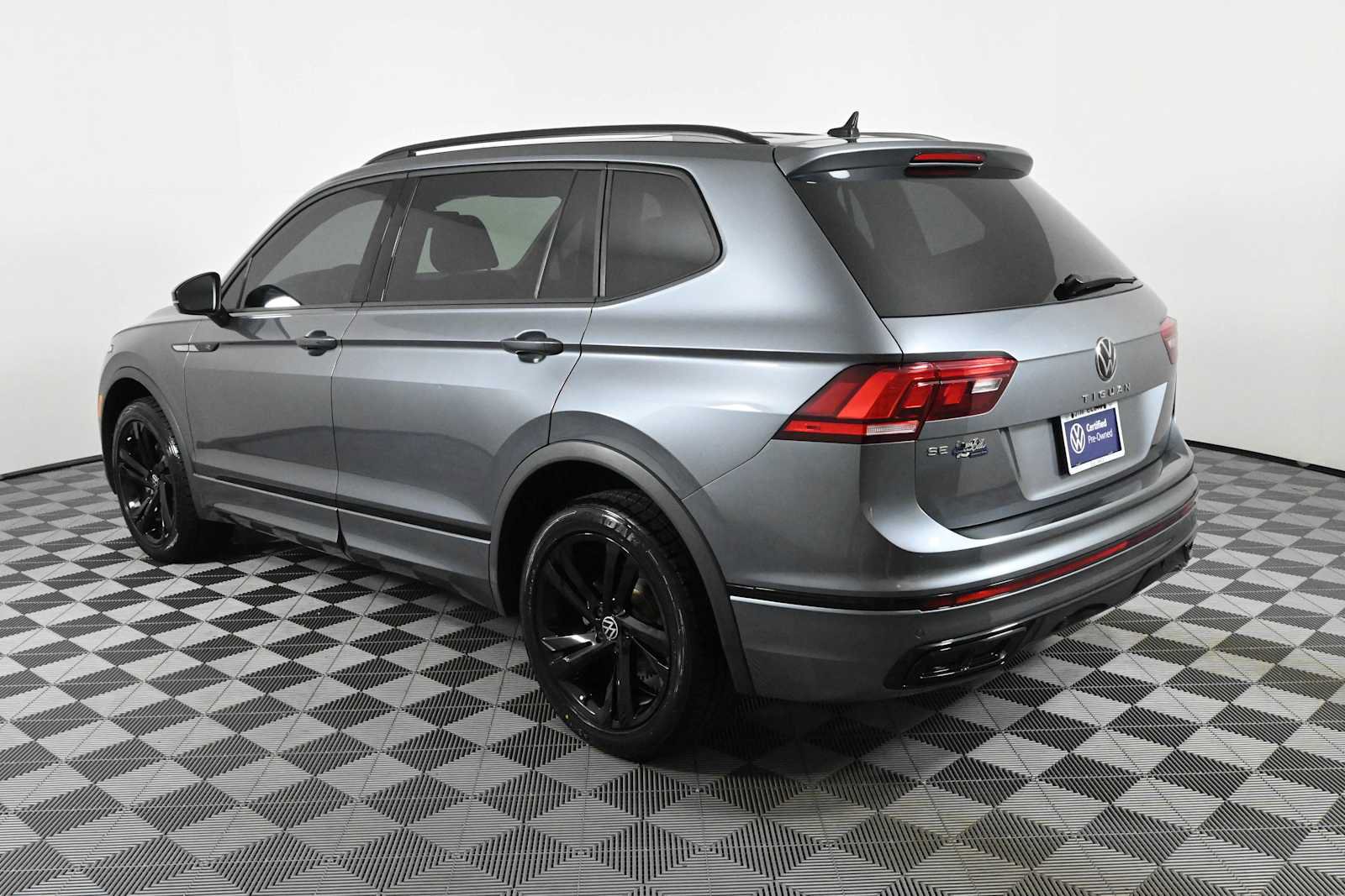 Certified 2023 Volkswagen Tiguan SE R-Line FWD image 4