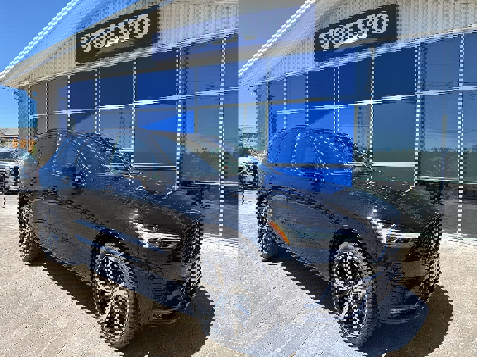 Certified 2025 Volvo XC60 B5 Ultra w/ Protection Package Premier image 1