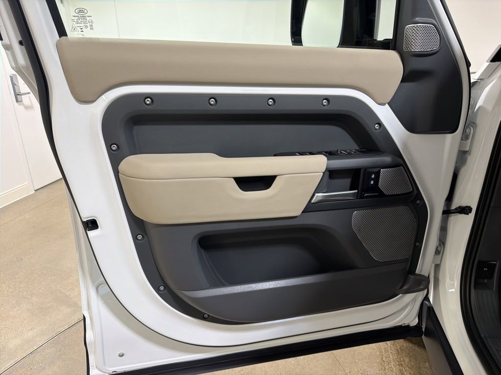 Used 2024 Land Rover Defender 130 X-Dynamic SE image 9