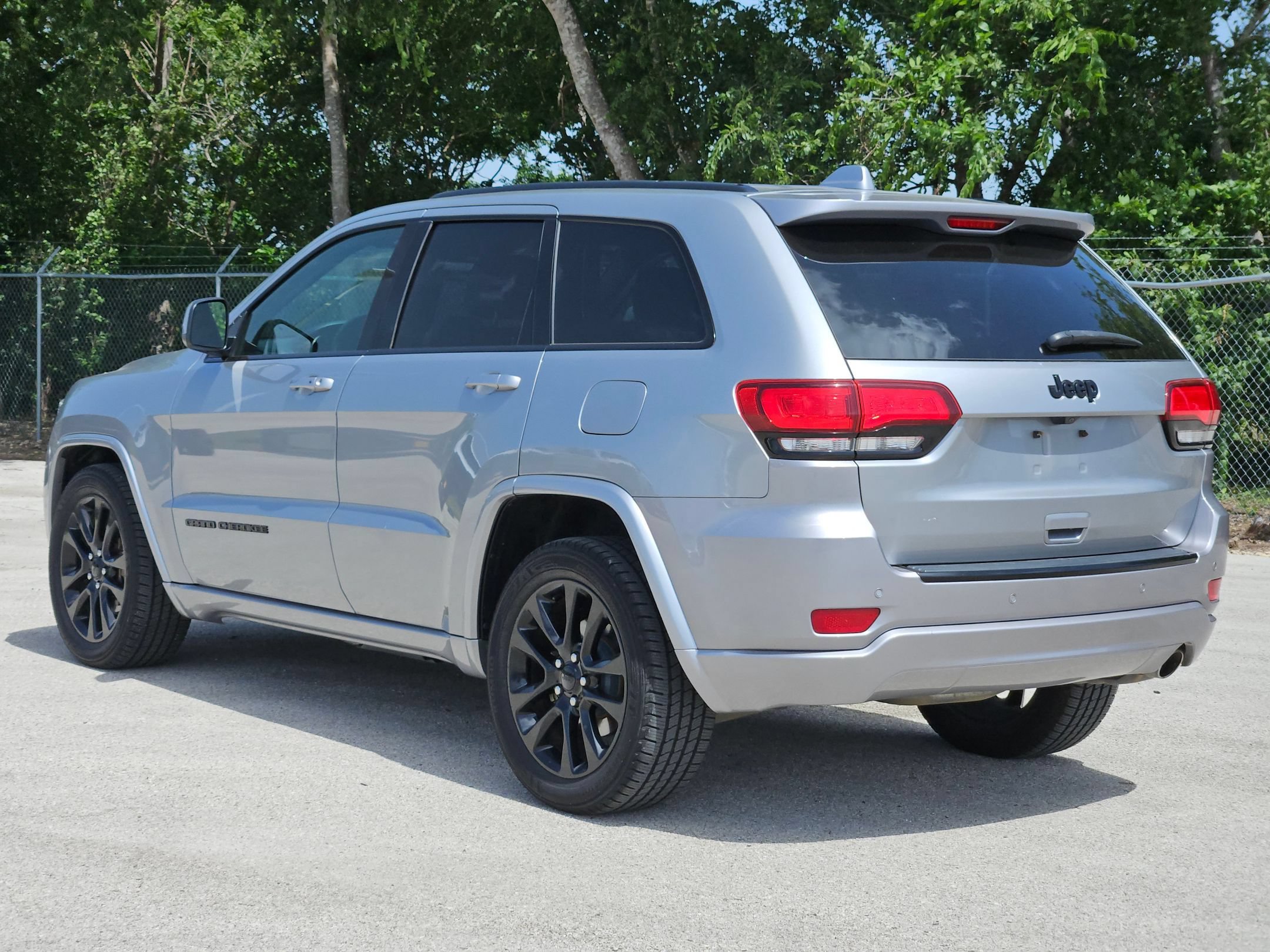 Used 2018 Jeep Grand Cherokee Altitude RWD image 5