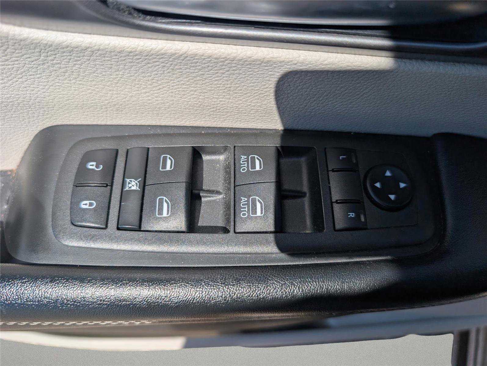 Used 2022 Chrysler Pacifica Touring-L image 27