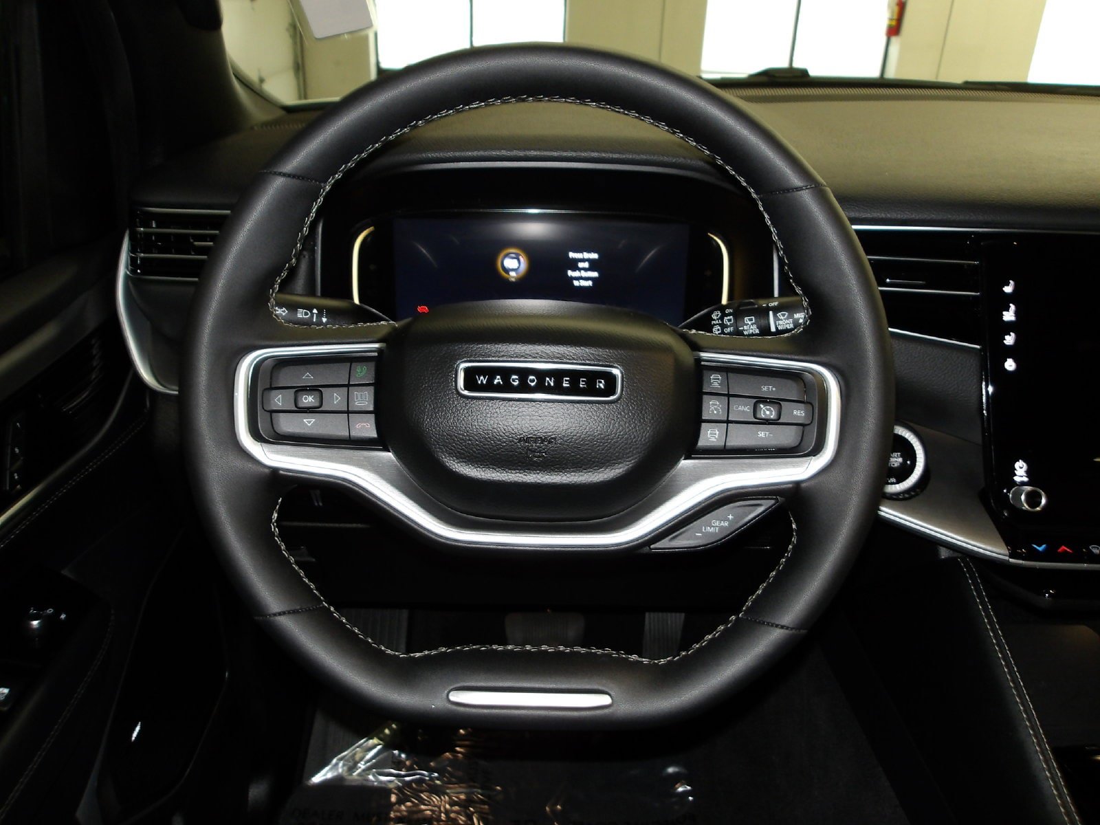 Used 2025 Jeep Wagoneer 4WD image 14