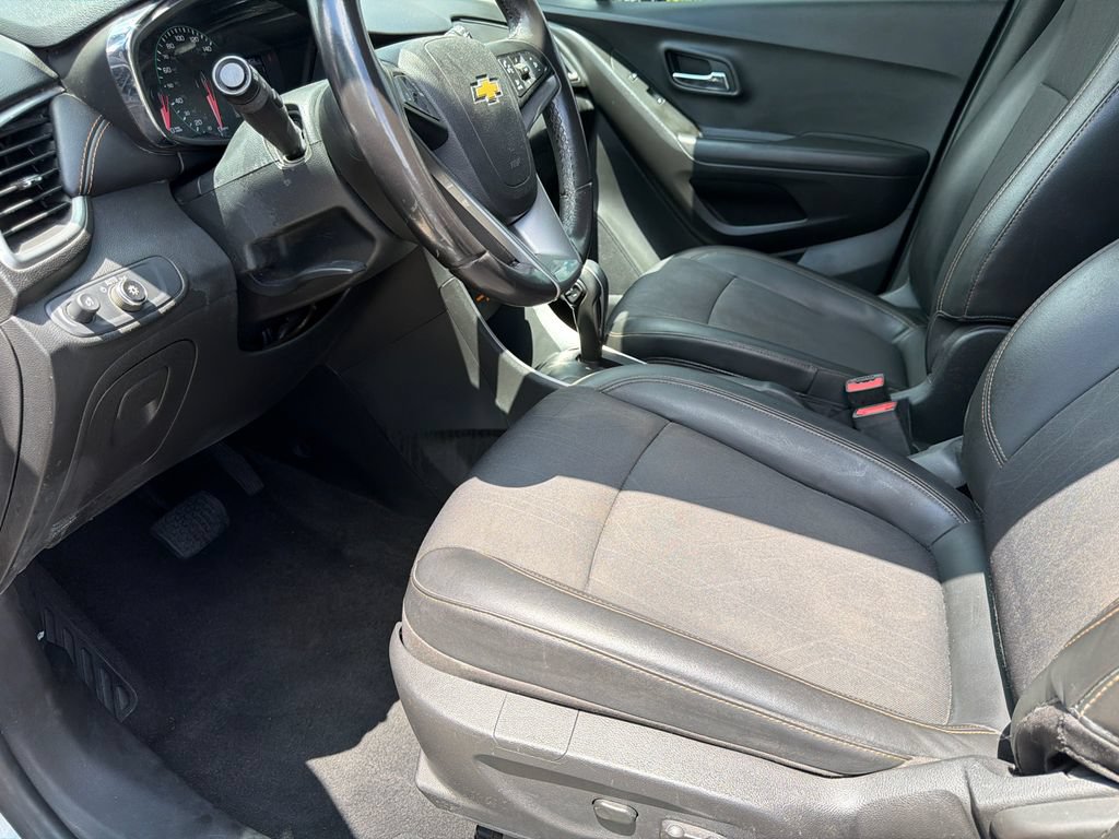 Used 2020 Chevrolet Trax LT w/ LT Convenience Package FWD image 11
